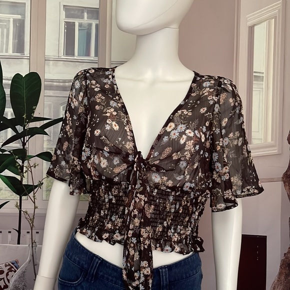 Timing Tie Bust Front Short Sleeves Crop Top. Size Sm & Lg P325/A2394 - Picture 1 of 7